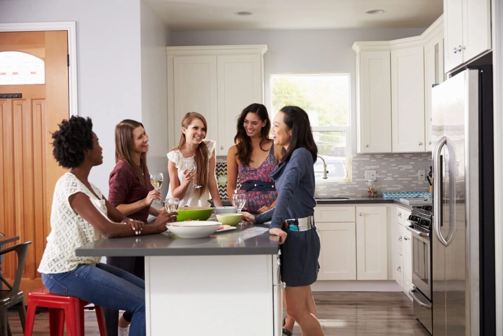 amigas de reunión comiendo