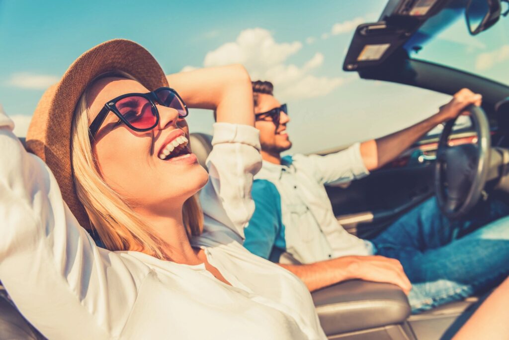 chicos de viaje en coche